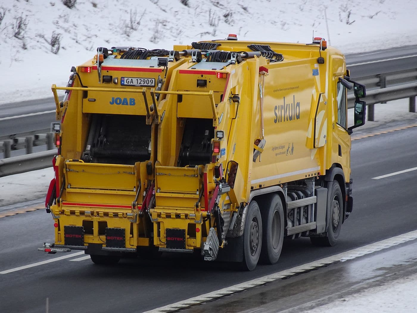 Хог хаягдал тээвэрлэх шар автомашинууд замаар явж байгаа нь